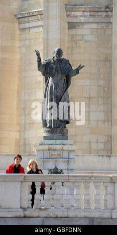 Reisestacks - Madrid - Februar 2009. Gesamtansicht einer Statue, die Papst Johannes Paul II. Gewidmet ist, vor der Catedral de la Almudena in Madrid, Spanien Stockfoto