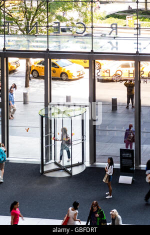 Shopper am Lobby Drehtür Eingang, die Geschäfte am Columbus Circle, Time Warner Center, New York Stockfoto