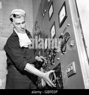 Herr W Harris, erster Melter in der Elektroschmelzwerkstatt im Stahlwerk Stocksbridge, betreibt vor dem Einschalten der Stromversorgung den Spannungsregler, um im 85-Tonnen-Lichtbogenofen zu schmelzen. Stockfoto