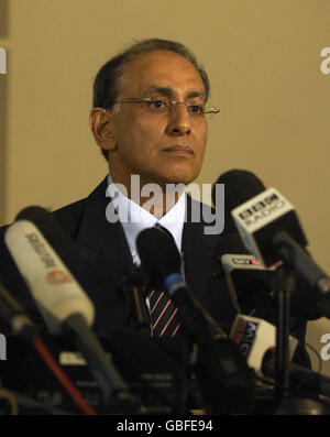 ICC-Chef Haroon Lorgat spricht mit den Medien auf dem Lords Cricket Ground in London. Stockfoto