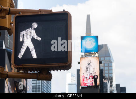 Fußgängerzone Zebrastreifen Signal in Times Square, New York Stockfoto