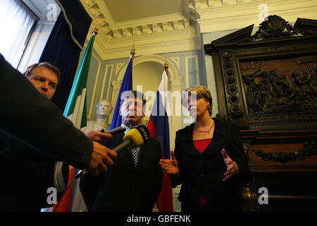 Tainaiste Mary Coughlan TD (rechts) spricht mit den Medien nach einem Treffen mit dem stellvertretenden russischen Premierminister Dmitri Kozak (Mitte) im Außenministerium des Iveagh-Hauses in Dublin. Stockfoto