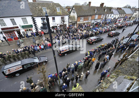 Mitglieder der Öffentlichkeit und des Militärs zollen ihren Respekt und säumen die Straßen von Wootton Bassett, da drei Soldaten des 1. Bataillons der Gewehre nach dem Tod in Afghanistan zurückgeführt werden. Stockfoto