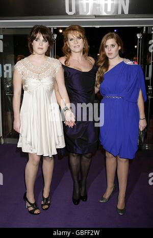 (l-r) Prinzessin Eugenie, die Herzogin von York, Sarah Ferguson und Prinzessin Beatrice kommen zur Weltpremiere von The Young Victoria am Odeon Leicester Square in London Stockfoto