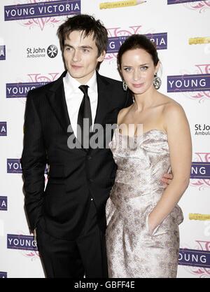 Rupert Friend und Emily Blunt kommen zur Weltpremiere von The Young Victoria am Odeon Leicester Square in London. Stockfoto