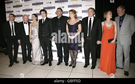 (l-r) Regisseur Jean-Marc Vallee, Julian Fellowes, Emily Blunt, Rupert Friend, unbekannt, Sarah Ferguson, Tim Headington, Miranda Richardson und Jim Broadbent kommen zur Weltpremiere von The Young Victoria am Odeon Leicester Square in London Stockfoto