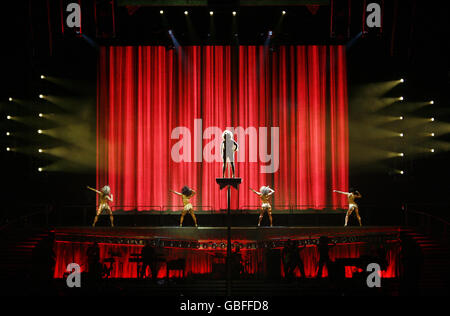 Tina Turner im Konzert - London. Tina Turner konzertiert in der 02 Arena in Greenwich, London. Stockfoto