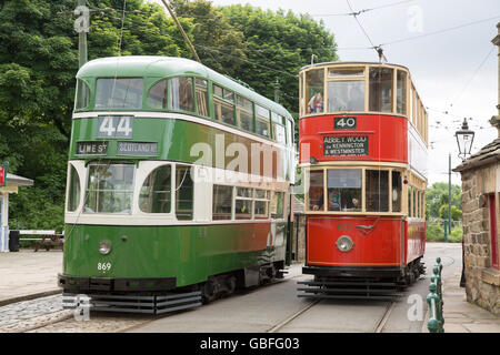 Liverpool und London Straßenbahnen am National Tramway Museum und Dorf, Crich, Derbyshire, Peak District, England Stockfoto