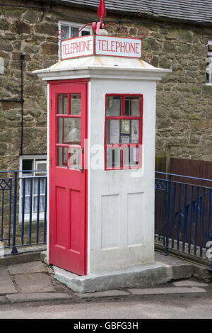 Alte rote und weiße Telefonzelle am National Tramway Museum und Dorf, Crich, Derbyshire, Peak District, England Stockfoto