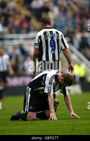 Alan Shearer und Stephen Caldwell von Newcastle United (in der Etage) Sind nach dem Unentschieden von 1-1 gegen Wolverhampton Wanderers niedergeschlagen Stockfoto