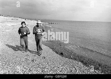 Chris Finnegan (rechts), der für seinen Kampf mit dem amerikanischen Bob Foster für den Titel World Light Heavyweight trainiere. Finnegans Laufpartner ist Johnny Kishire, beide Boxer gehörten 1968 zum olympischen Boxteam. Stockfoto