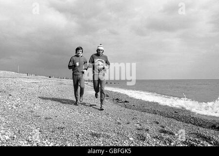 Boxer, die am Strand laufen, Chris Finnegan (rechts), der für seinen Kampf mit dem amerikanischen Bob Foster um den Titel World Light Heavyweight trainiert hat. Finnegans Trainingspartner ist Johnny Kishire, beide Boxer gehörten 1968 zum olympischen Boxteam. Stockfoto