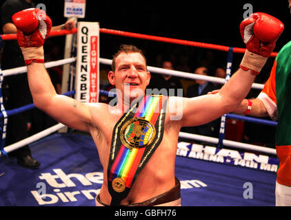 Belfast's Martin Rogan feiert seinen Sieg über Bedford's Matt Skelton während der Commonwealth Heavyweight Championship Kampf in der National Indoor Arena, Birmingham. Stockfoto