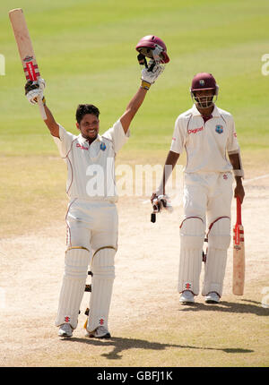 Ramnaresh Sarwan von West Indies feiert beim vierten Test in Kensington Oval, Bridgetown, Barbados, das Erreichen seines doppelten Jahrhunderts. Stockfoto