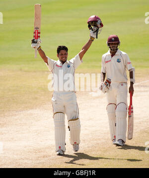 Ramnaresh Sarwan von West Indies feiert beim vierten Test in Kensington Oval, Bridgetown, Barbados, das Erreichen seines doppelten Jahrhunderts. Stockfoto