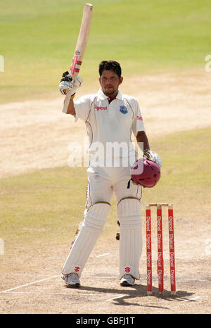 Cricket - Vierter Test - Tag vier - England gegen Westindien - Kensington Oval. Ramnaresh Sarwan von West Indies feiert beim vierten Test in Kensington Oval, Bridgetown, Barbados, das Erreichen seines doppelten Jahrhunderts. Stockfoto