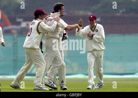 Cricket - Frizzell County Championship - Division One - Surrey V Northamptonshire. Johann Louw (c) von Northamptonshire wird von seinen Teamkollegen gratuliert, nachdem er das Dickicht von Jonathan Batty von Surrey beansprucht hat Stockfoto