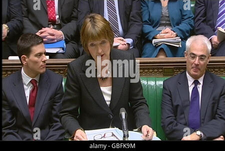 Die stellvertretende Vorsitzende der Labour Party Harriet Harman spricht während der Fragen des Premierministers im Unterhaus in London. Stockfoto