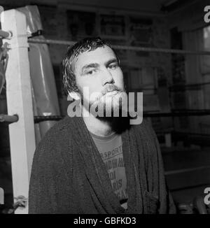 Der ehemalige Britische Commonwealth und European Light-Heavyweight Champion Chris Finnegan, mit dem Bart hat er versprochen, sich nicht abzurasieren, bis er einen Gegenkampf mit John Conteh hat. Chris wurde von den britischen Boxing Boards of Control freigestellt, um mit dem Bart zu kämpfen, was in der Vergangenheit nicht erlaubt war. Stockfoto