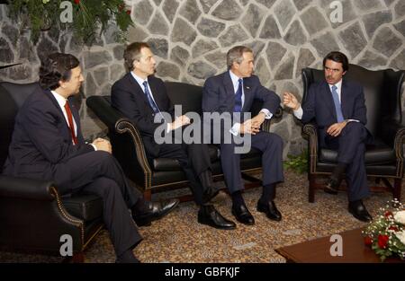 US-Präsident George W. Bush hört spanische Premierminister Jose Maria Aznar, gleich, als der britische Premierminister Tony Blair, der Center und der portugiesische Ministerpräsident José Manuel Durão Barroso, links, schauen Sie auf eine Tagung 16. März 2003 in Lajes, Azoren. Die Gruppe versammelt sich für eine ein-Tages-Sondergipfel, die Möglichkeiten des Krieges mit dem Irak zu diskutieren. Stockfoto