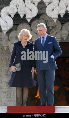 Der Prinz von Wales und die Herzogin von Cornwall verlassen nach einer Tour durch das BAPS Shri Swaminarayan Mandir in London, besser bekannt als der Neasden Tempel. Stockfoto