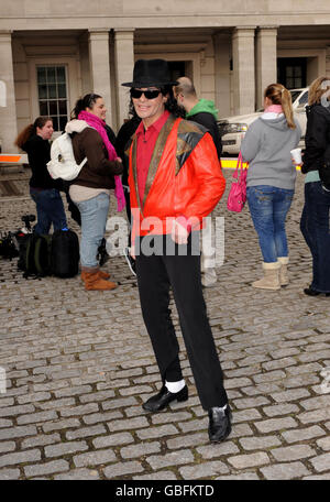 Ein Michael Jackson Look-a-like unterhält wartende Fans vor dem Lanesborough Hotel im Zentrum von London, wo Popstar Michael Jackson angeblich bleiben soll. Stockfoto