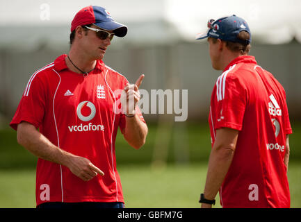 England Kapitän Andrew Strauss mit Trainer Andy Flower während einer Nets Session auf dem St Marys Sports Ground, Port of Spain, Trinidad. Stockfoto