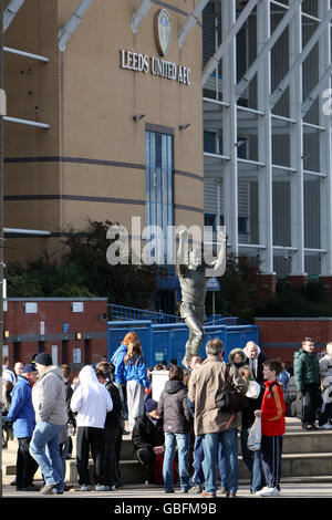 Fans versammeln sich vor der Elland Road vor einer Statue Der Leeds United-Legende Billy Bremner Stockfoto