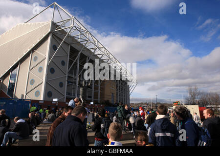 Fans versammeln sich vor der Elland Road vor einer Statue Der Leeds United-Legende Billy Bremner Stockfoto