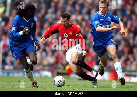 Ryan Giggs von Manchester United kommt an Chelsea's Mario Melchiot vorbei (l) Und Jesper Gronkjaer (r) Stockfoto