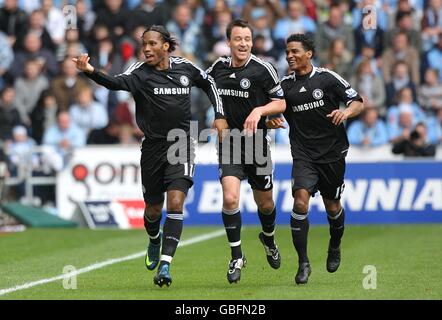 Chelseas Didier Drogba (links) feiert das erste Tor seiner Seite Mit den Teamkollegen John Terry (Mitte) und John Obi Mikel (rechts) Stockfoto