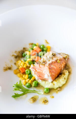 Lachs gegrillt mit Stampfkartoffeln Kartoffeln und Gemüse Stockfoto