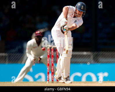 England Kapitän Andrew Strauss wird von West Indies Fidel Edwards während der fünften Prüfung in Queen's Park Oval, Port of Spain, Trinidad. Stockfoto