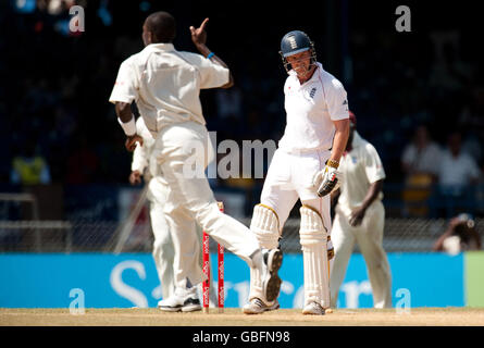 England Kapitän Andrew Strauss wird von West Indies Fidel Edwards während der fünften Prüfung in Queen's Park Oval, Port of Spain, Trinidad. Stockfoto