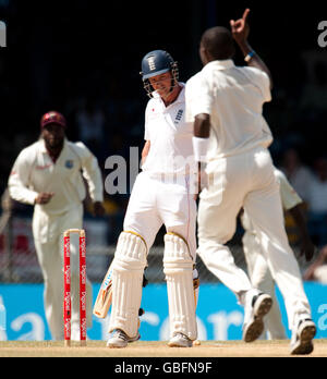 Cricket - Fünfter Test - Tag zwei - England gegen Westindien - Queen's Park Oval. Der englische Kapitän Andrew Strauss wird vom westindischen Fidel Edwards beim fünften Test im Queen's Park Oval, Port of Spain, Trinidad, überwältigt. Stockfoto