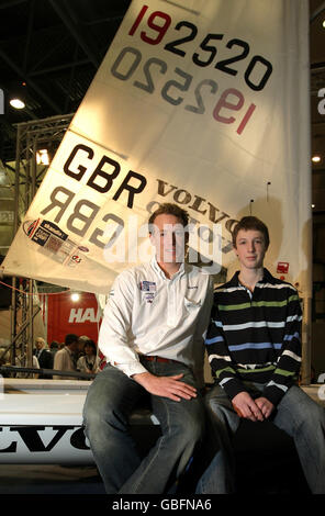 Der olympische Segler Paul Goodison (links) präsentiert den 16-jährigen Mark Williams aus St. Osyth, Essex, mit einem neuen Laser-Schlauchboot auf der RYA Boat and Dinghy Show im Alexandra Palace, London. Das Geschenk ist im Namen der Kinderhilfe Starlight, die einmal im Leben Wünsche für schwer und unheilbar kranke Kinder gewährt. Stockfoto