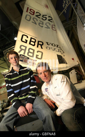 Der olympische Segler Paul Goodison (rechts) präsentiert den 16-jährigen Mark Williams aus St. Osyth, Essex, mit einem neuen Laser-Schlauchboot auf der RYA Boat and Dinghy Show im Alexandra Palace, London. Das Geschenk ist im Namen der Kinderhilfe Starlight, die einmal im Leben Wünsche für schwer und unheilbar kranke Kinder gewährt. Stockfoto