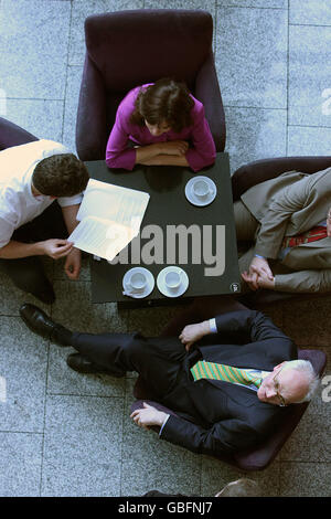 (Im Uhrzeigersinn von links nach rechts) Minister Eamon Ryan, Senator Deirdre De Burca, Senator Dan Boyle und der Parteichef der Grünen John Gormley machen eine Pause während der ARD Fheis der Grünen im Whites Hotel, Wexford, Irland. Stockfoto