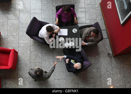 (Im Uhrzeigersinn von links nach rechts) Minister Eamon Ryan, Senator Deirdre De Burca, Senator Dan Boyle Green, Parteichevorsitzender John Gormley und ein nicht identifizierter Mann machen während der ARD Fheis der Grünen im Whites Hotel, Wexford, Irland, eine Pause. Stockfoto