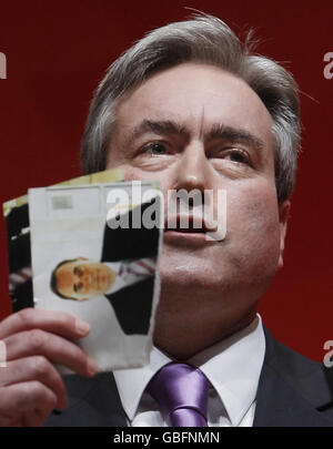 Der schottische Labour-Vorsitzende Iain Gray reißt während seiner Rede auf der schottischen Labour-Konferenz in Dundee eine Kopie des SNP-Manifests mit einem Foto des Ersten Ministers Alex Salmond auf seinem Titelbild auf. Stockfoto