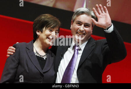 Der schottische Labour-Führer Iain Gray und seine Frau Gil Gray nach seiner Rede auf der schottischen Arbeiterkonferenz in Dundee. Stockfoto