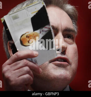 Der schottische Labour-Vorsitzende Iain Gray reißt während seiner Rede auf der schottischen Labour-Konferenz in Dundee eine Kopie des SNP-Manifests mit einem Foto des Ersten Ministers Alex Salmond auf seinem Titelbild auf. Stockfoto