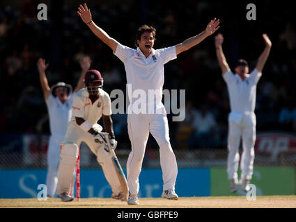 Der englische James Anderson appelliert beim fünften Test im Queen's Park Oval, Port of Spain, Trinidad, erfolglos für das Dickicht von Devon Smith aus West Indies. Stockfoto