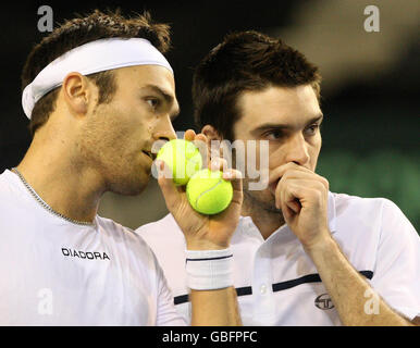 Die Briten Ross Hutchins & Colin Fleming während des Group One Davis Cup-Spiels in der Braehead Arena in Glasgow. Stockfoto