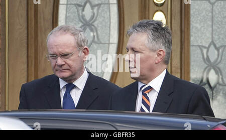 Nordirland erster Minister Peter Robinson (rechts) und stellvertretender erster Minister Martin McGuinness verlassen die Banbridge Heimat des Constable Stephen Paul Carroll, 48, der gestern Nacht in Craigavon erschossen wurde. Stockfoto