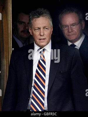 Nordirland erster Minister Peter Robinson (Front) und stellvertretender erster Minister Martin McGuinness verlassen die Banbridge Heimat des Constable Stephen Paul Carroll, 48, der gestern Nacht in Craigavon erschossen wurde. Stockfoto