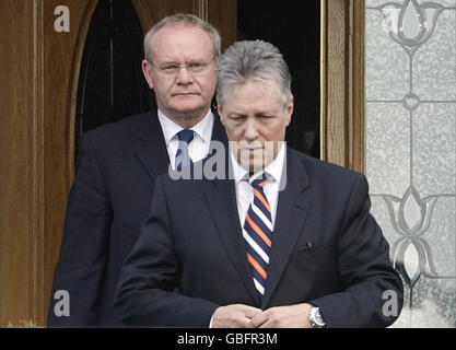 Nordirland erster Minister Peter Robinson (Front) und stellvertretender erster Minister Martin McGuinness verlassen die Banbridge Heimat des Constable Stephen Paul Carroll, 48, der gestern Nacht in Craigavon erschossen wurde. Stockfoto