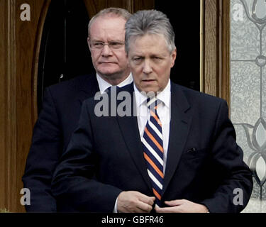 Nordirland erster Minister Peter Robinson (Front) und stellvertretender erster Minister Martin McGuinness verlassen die Banbridge Heimat des Constable Stephen Paul Carroll, 48, der gestern Nacht in Craigavon erschossen wurde. Stockfoto