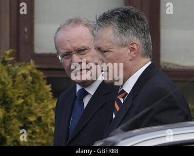 Nordirland erster Minister Peter Robinson (Front) und stellvertretender erster Minister Martin McGuinness verlassen die Banbridge Heimat des Constable Stephen Paul Carroll, 48, der gestern Nacht in Craigavon erschossen wurde. Stockfoto