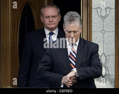 Nordirland erster Minister Peter Robinson (Front) und stellvertretender erster Minister Martin McGuinness verlassen die Banbridge Heimat des Constable Stephen Paul Carroll, 48, der gestern Nacht in Craigavon erschossen wurde. Stockfoto